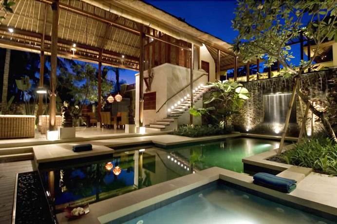 Imagen de la piscina del Hotel Villa Vajra. Foto 17