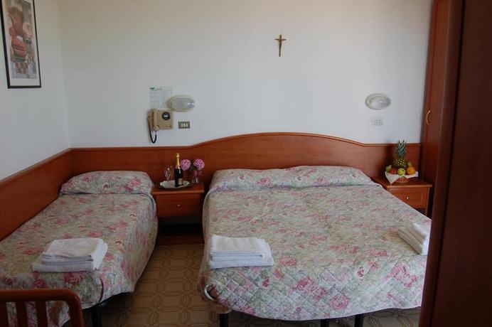 Imagen de la habitación del Hotel Villa Verde, San Mauro a Mare. Foto 10