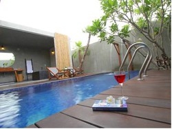 Imagen de la piscina del Hotel Villa Villa. Foto 6