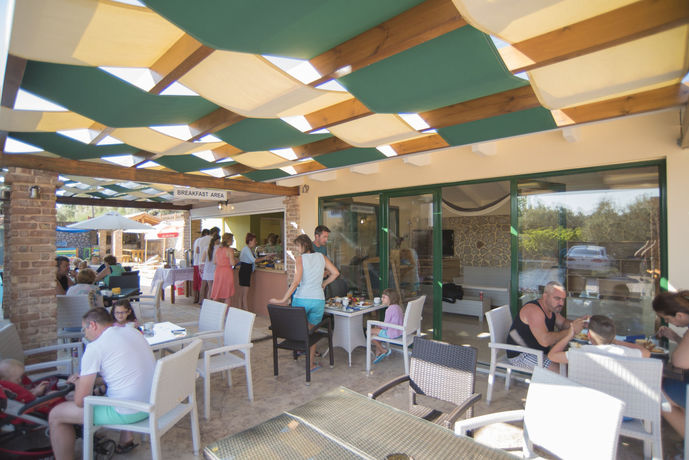 Imagen del bar/restaurante del Hotel Villa Vita Holidays Apartments and Studios. Foto 2