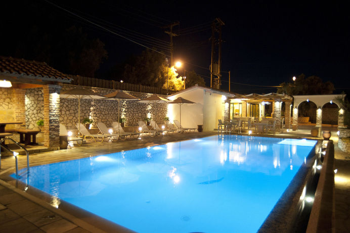 Imagen de la piscina del Hotel Villa Vita Holidays Apartments and Studios. Foto 18