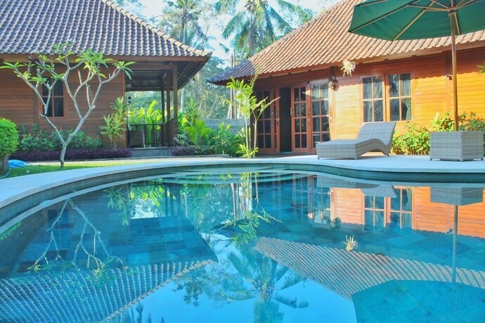Imagen de la piscina del Hotel Villa Waturenggong Ubud. Foto 36