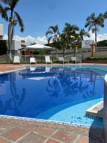 Imagen de la piscina del Hotel Villa Zaragoza. Foto 17