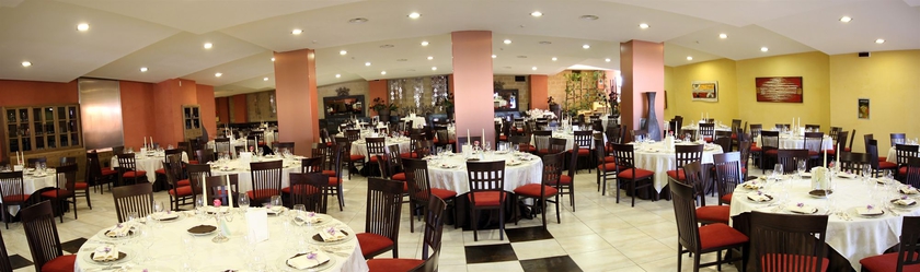 Imagen del bar/restaurante del Hotel Villa Zina Park. Foto 2