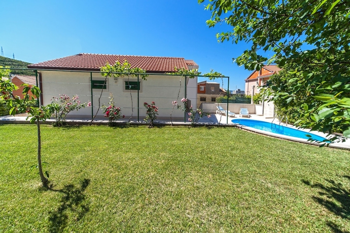 Imagen de los exteriores del Hotel Villa Zivana. Foto 8