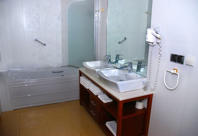 Imagen de la habitación del Hotel Villa de Cacabelos. Foto 8