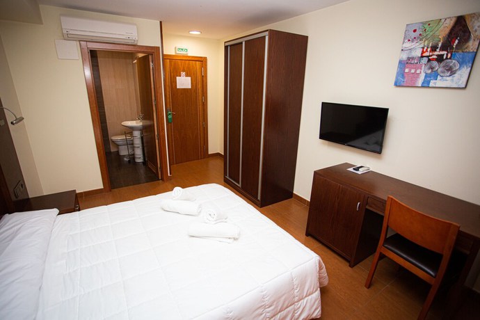 Imagen de la habitación del Hotel Villa de Carcar. Foto 7