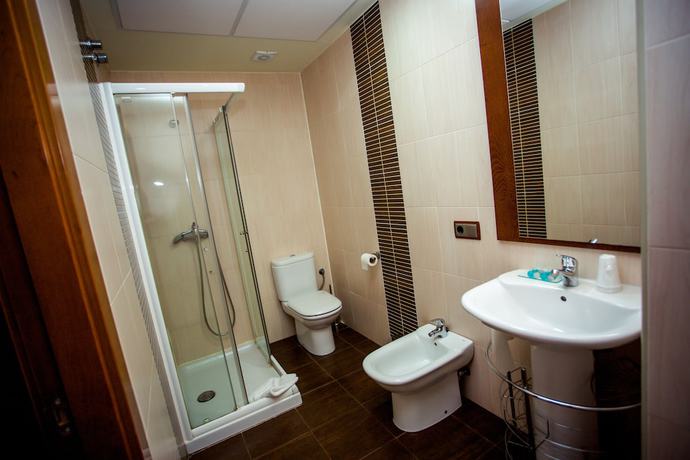 Imagen de la habitación del Hotel Villa de Carcar. Foto 11