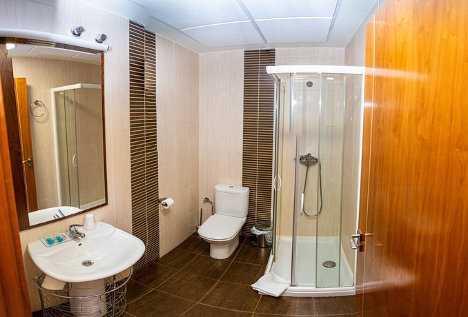 Imagen de la habitación del Hotel Villa de Carcar. Foto 13