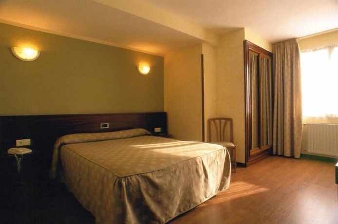 Imagen de la habitación del Hotel Villa de Nava. Foto 13
