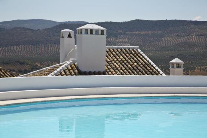 Imagen de la piscina del Hotel Villa de Priego de Córdoba. Foto 11
