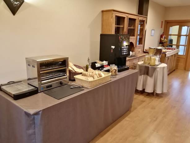 Imagen del bar/restaurante del Hotel Villa de Vinuesa. Foto 10