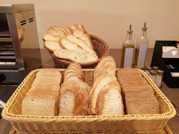 Imagen del bar/restaurante del Hotel Villa de Vinuesa. Foto 11