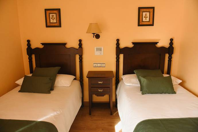 Imagen de la habitación del Hotel Villa de Vinuesa. Foto 16