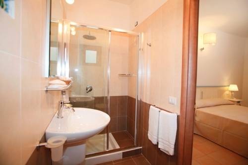 Imagen de la habitación del Hotel Village Baia Turchese. Foto 5