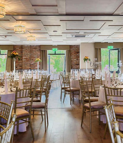 Imagen del bar/restaurante del Hotel Village, Bettystown. Foto 2