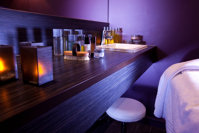 Imagen de la piscina del Hotel Village Cardiff. Foto 15