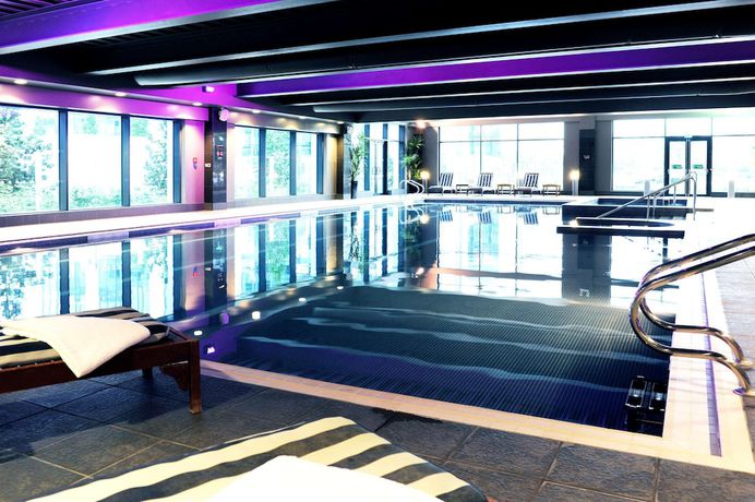 Imagen de la piscina del Hotel Village Farnborough. Foto 18