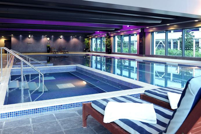 Imagen de la piscina del Hotel Village Farnborough. Foto 19