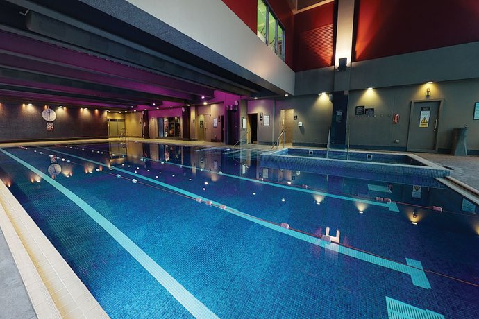 Imagen de la piscina del Hotel Village Farnborough. Foto 20
