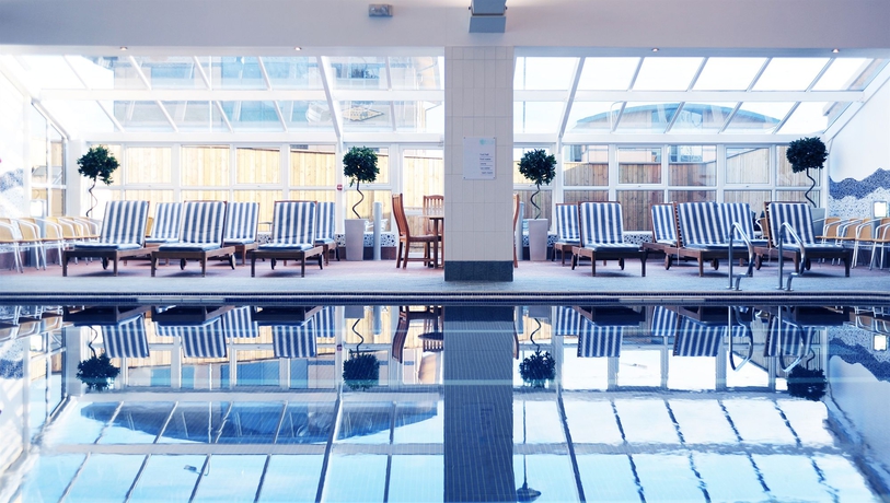 Imagen de la piscina del Hotel Village Hull. Foto 15