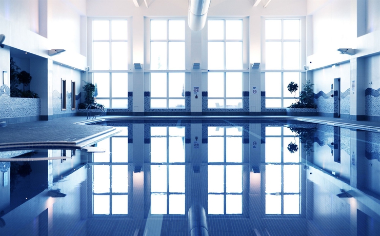 Imagen de la piscina del Hotel Village Hull. Foto 16