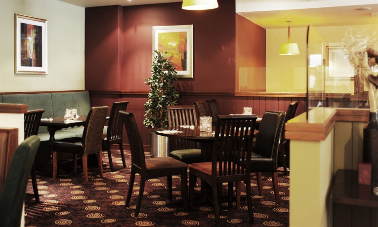 Imagen del bar/restaurante del Hotel Village Hull. Foto 7