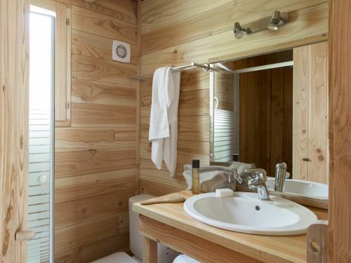 Imagen de la habitación del Hotel Village Huttopia Sud Ard&egrave;che. Foto 3