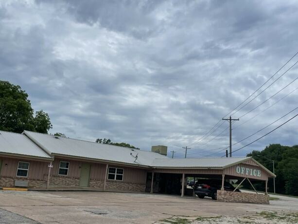 Imagen general del Hotel Village Inn, Ada. Foto 1