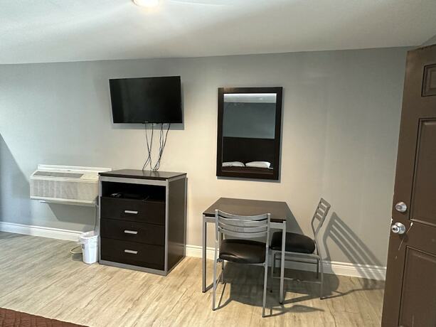 Imagen de la habitación del Hotel Village Inn Motel. Foto 18