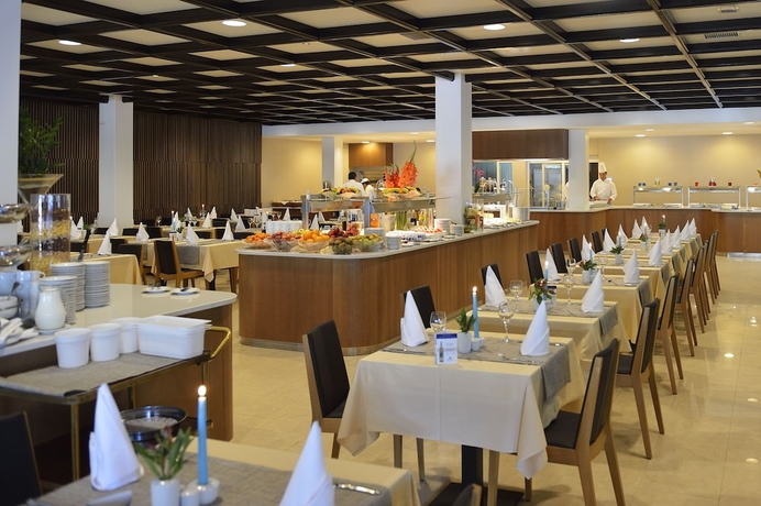 Imagen del bar/restaurante del Hotel Village Laguna Galijot. Foto 4