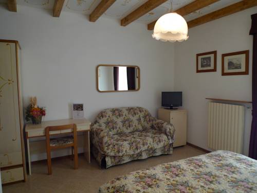 Imagen de la habitación del Hotel Village Lucia. Foto 15