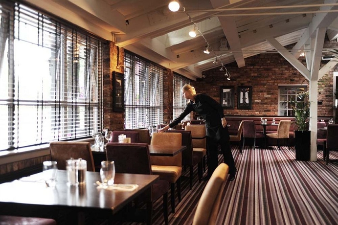 Imagen del bar/restaurante del Hotel Village Manchester Hyde. Foto 6