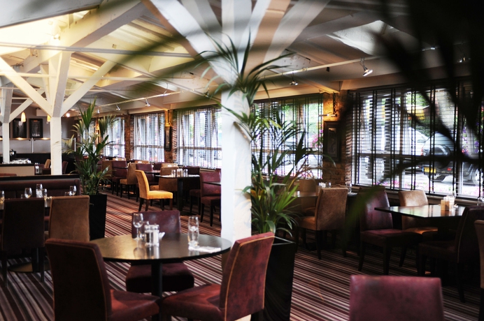 Imagen del bar/restaurante del Hotel Village Manchester Hyde. Foto 12