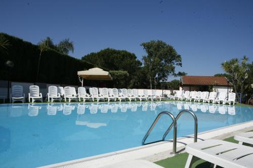 Imagen de la piscina del Hotel Village Marina, Laura. Foto 9