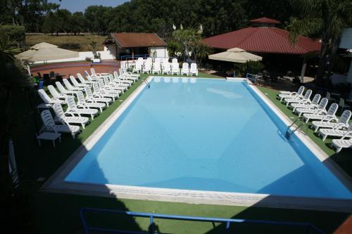 Imagen de la piscina del Hotel Village Marina, Laura. Foto 10