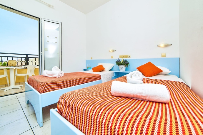 Imagen de la habitación del Hotel Village Oasis. Foto 5