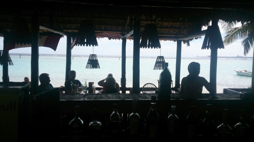 Imagen del bar/restaurante del Hotel Village On The Beach. Foto 2