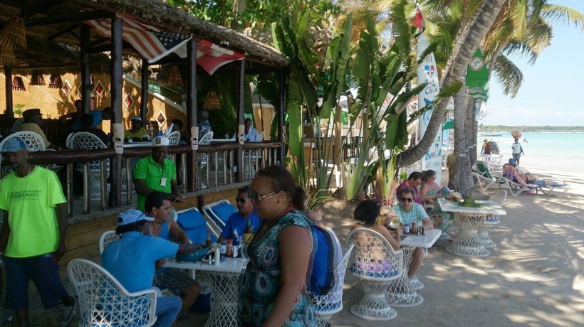 Imagen de los exteriores del Hotel Village On The Beach. Foto 12