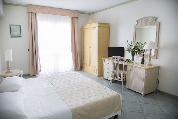 Imagen de la habitación del Hotel Village Paradise. Foto 5