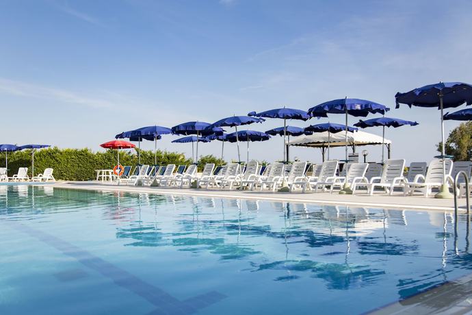 Imagen de la piscina del Hotel Village Paradise. Foto 18