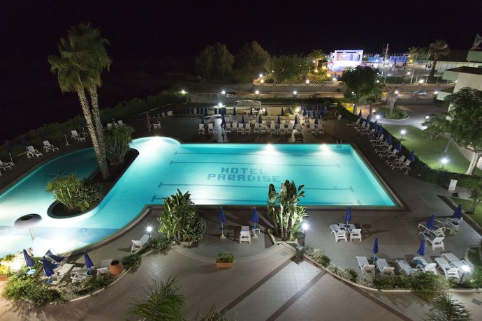 Imagen de la piscina del Hotel Village Paradise. Foto 19