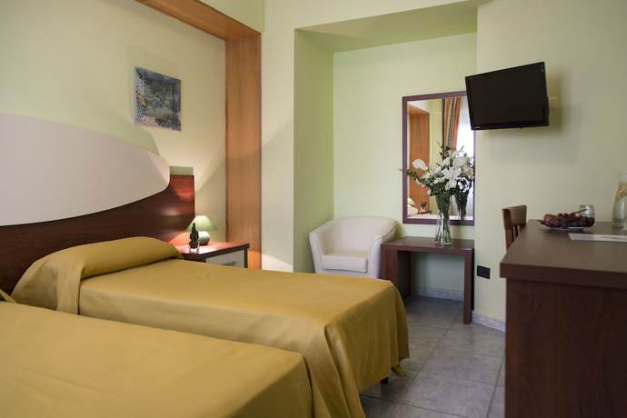 Imagen de la habitación del Hotel Village Paradise. Foto 6