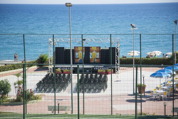 Imagen de los interiores del Hotel Village Paradise. Foto 16
