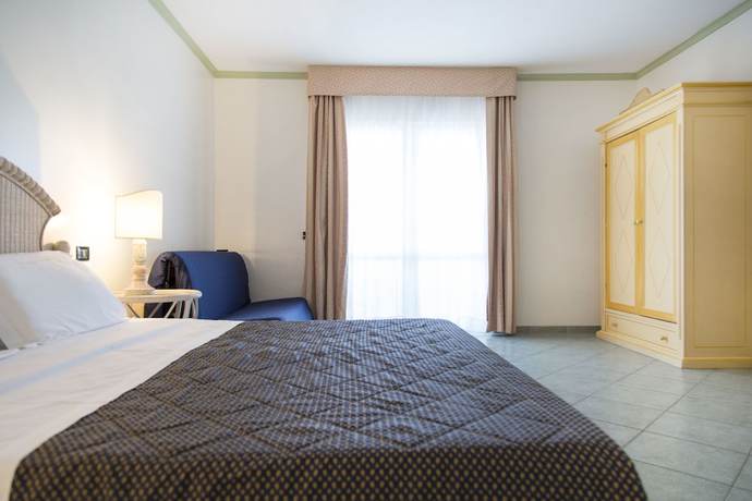 Imagen de la habitación del Hotel Village Paradise. Foto 9