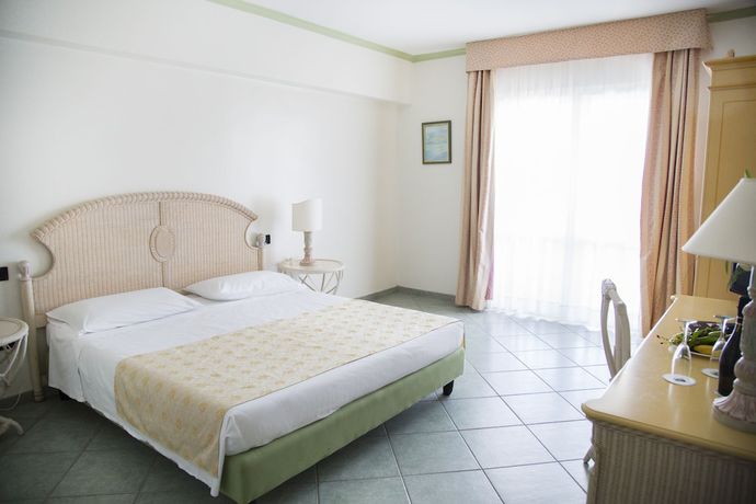 Imagen de la habitación del Hotel Village Paradise. Foto 10