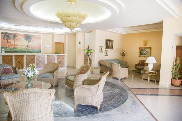 Imagen de los interiores del Hotel Village Paradise. Foto 17