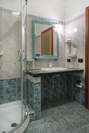 Imagen de la habitación del Hotel Village Paradise. Foto 11
