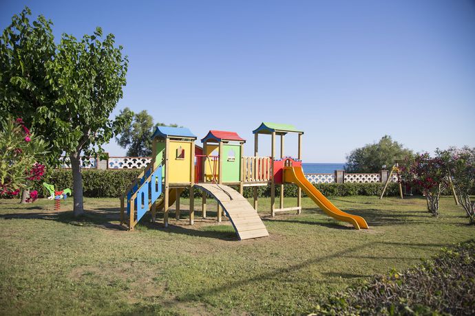 Imagen de los exteriores del Hotel Village Paradise. Foto 13