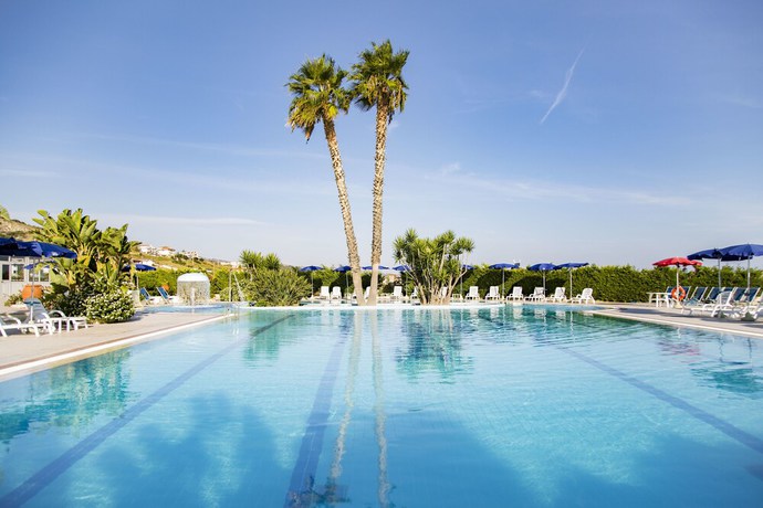 Imagen de la piscina del Hotel Village Paradise. Foto 20